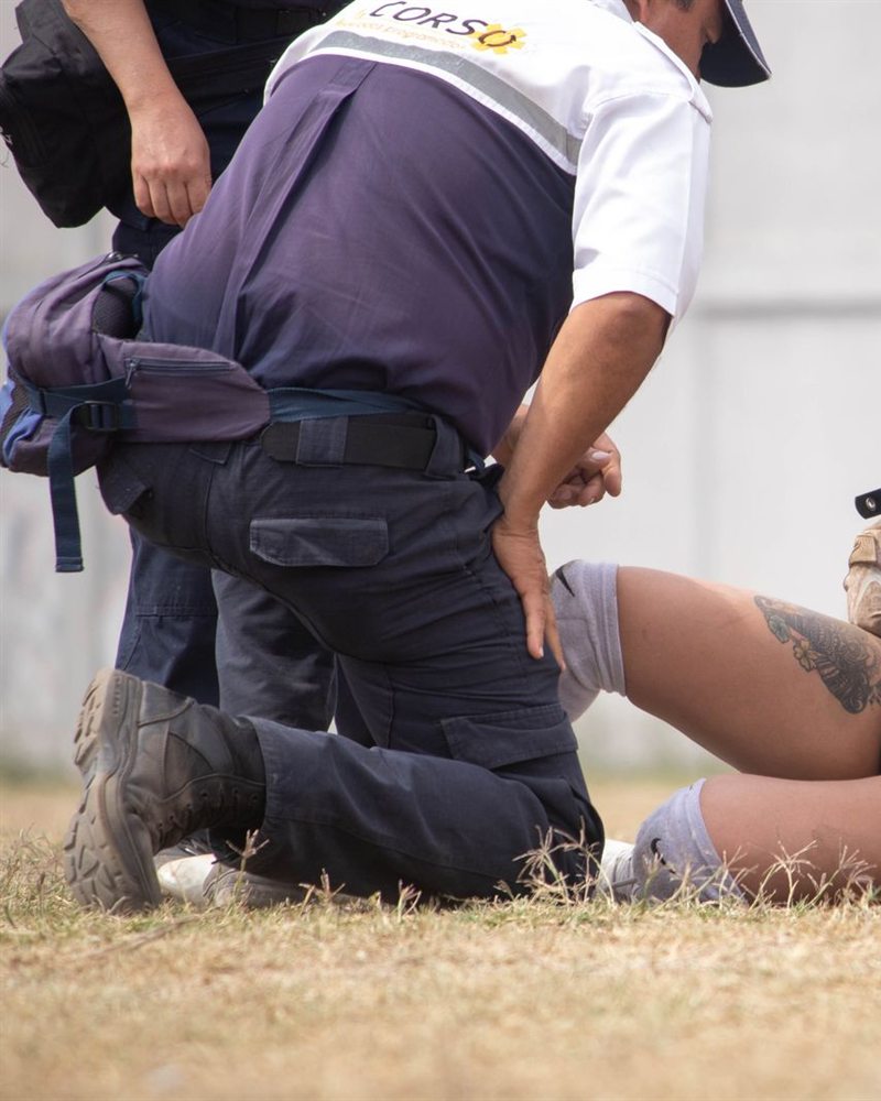 Profissional presta atendimento médico a uma atleta