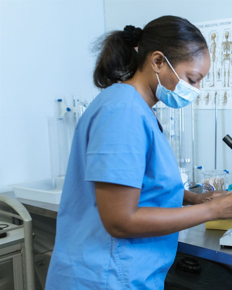Pesquisadora trabalha em um laboratório médico