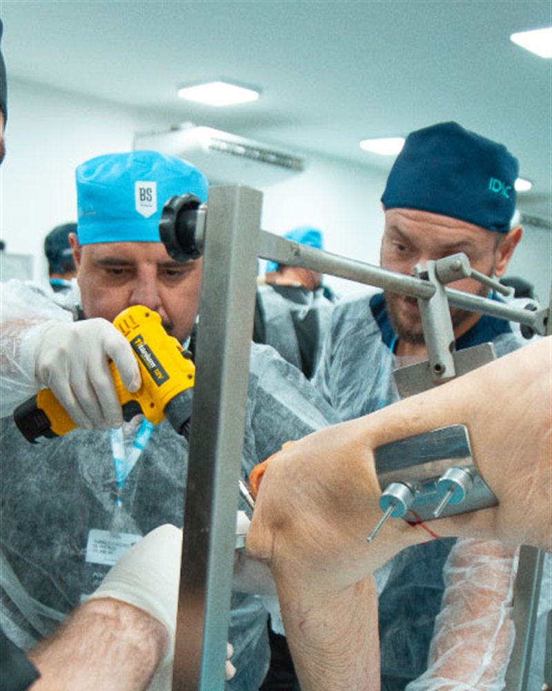 Médicos realizam prática ortopédica em peça anatômica