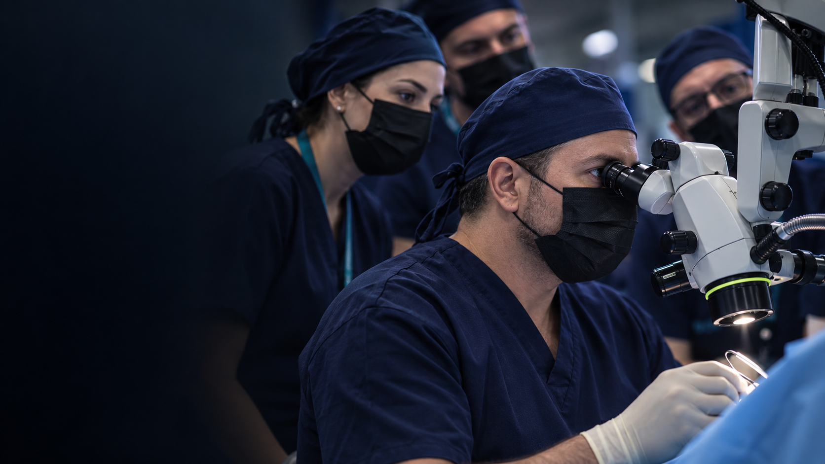 Médicos acompanham treinamento prático com microscópio cirúrgico