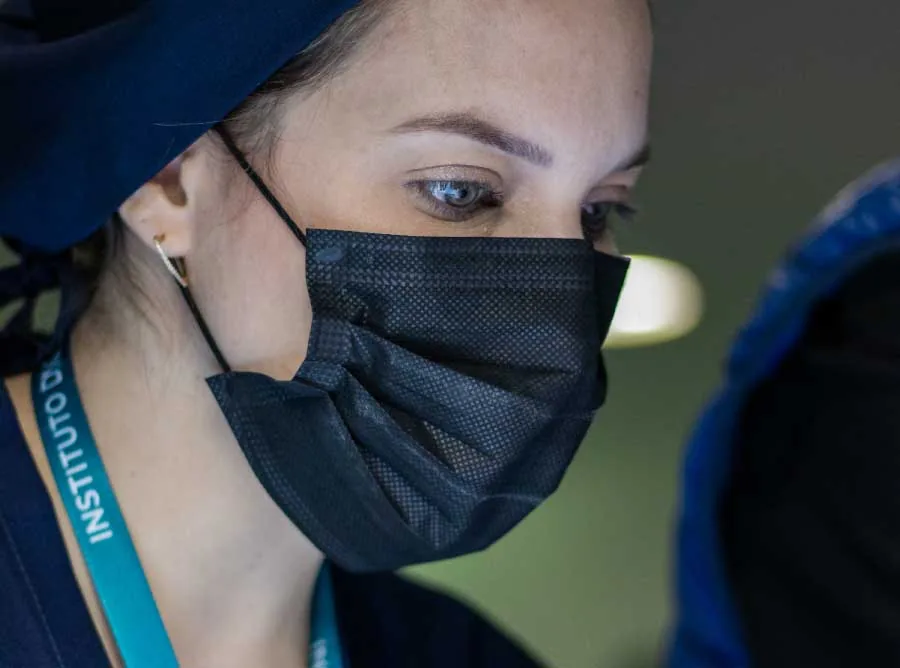 Médica concentrada durante atividade prática no Instituto DAC