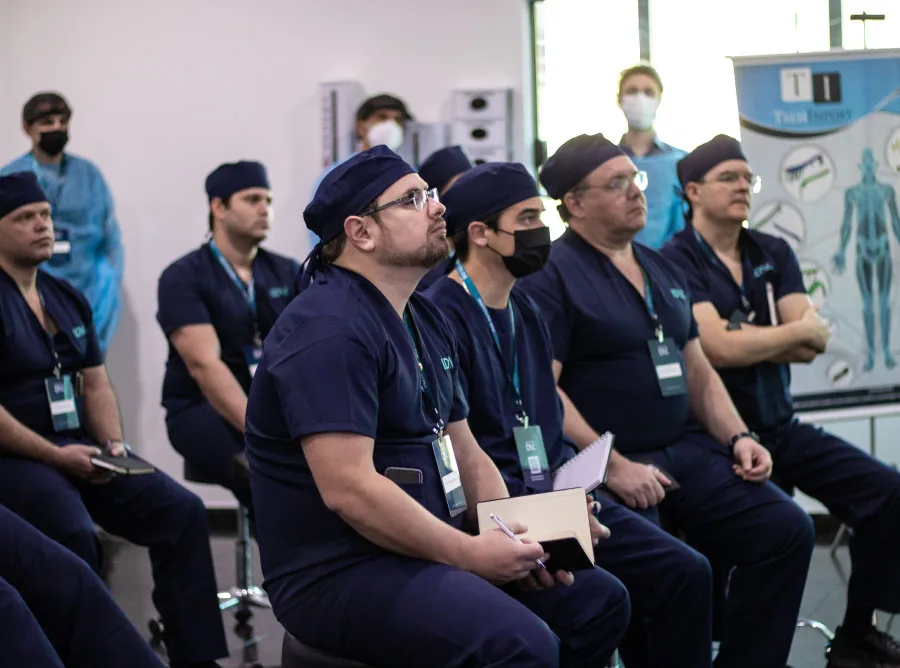 Turma de médicos acompanha conteúdo durante treinamento no Instituto DAC