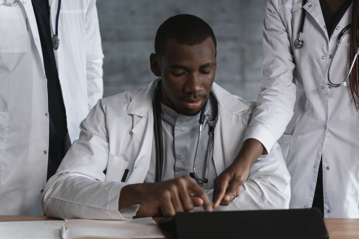 Equipe médica discute um projeto de capacitação em conjunto