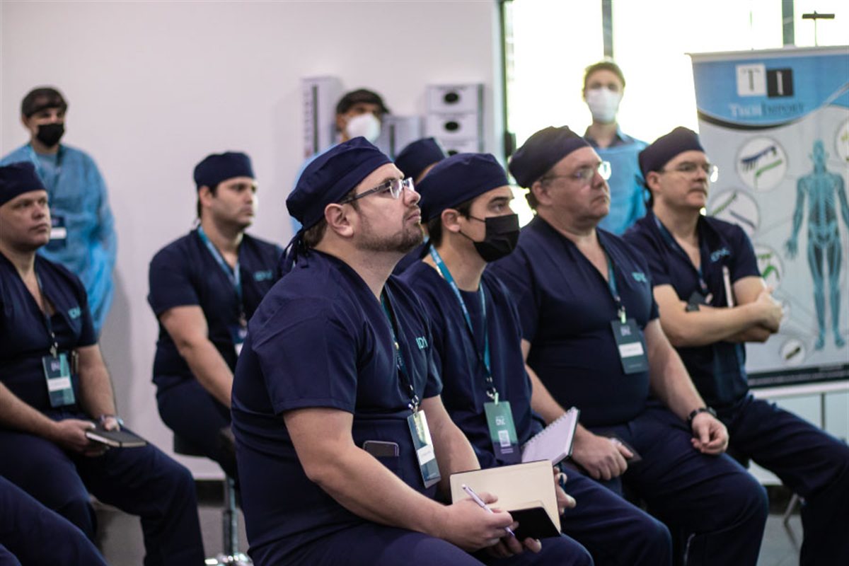 Médicos acompanham uma aula presencial no Instituto DAC