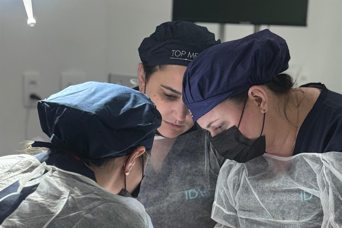 Profissionais colaboram durante uma experiência prática no Instituto DAC